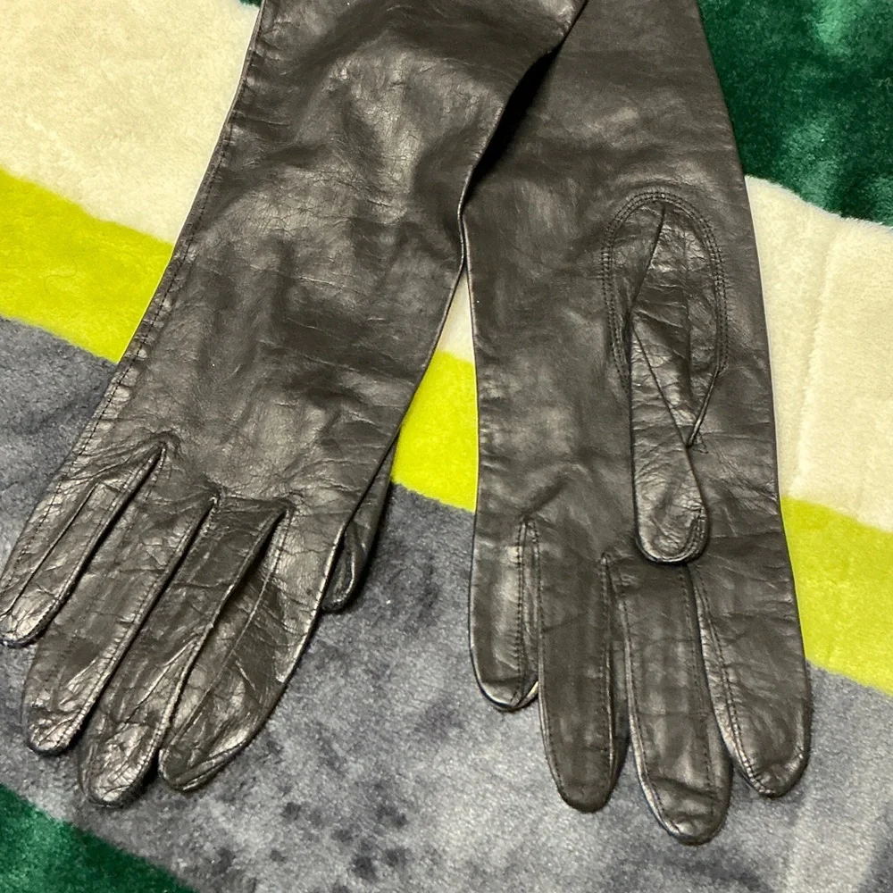 Classic Black Leather Women's Gloves - Picture 3 of 8